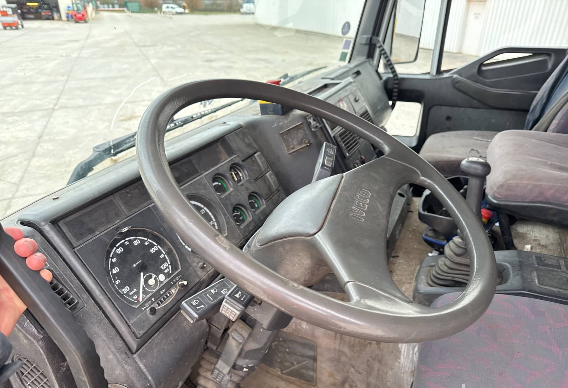 e3403de5-e97d-4e62-a429-953268c91e7b-hr